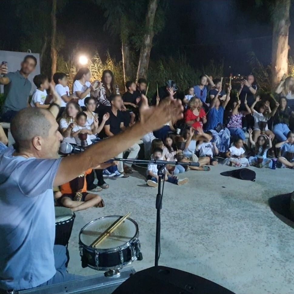 מעגל תופים ערב סביב מדורה