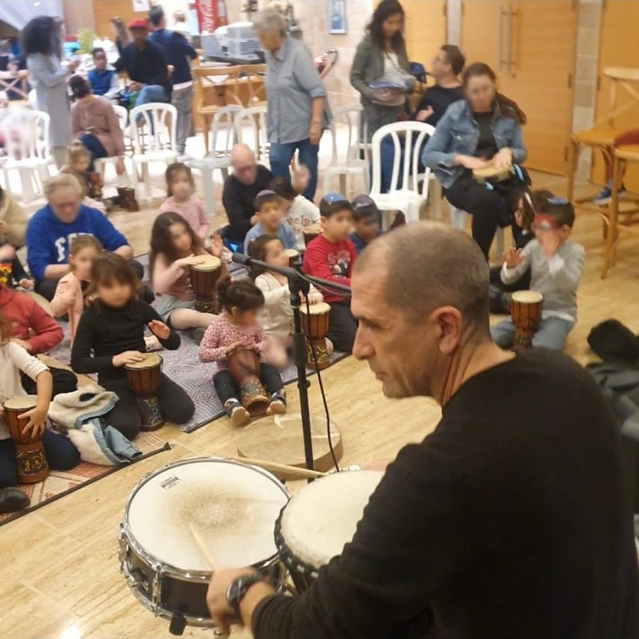 רונן מנגן על סנר מול קהל