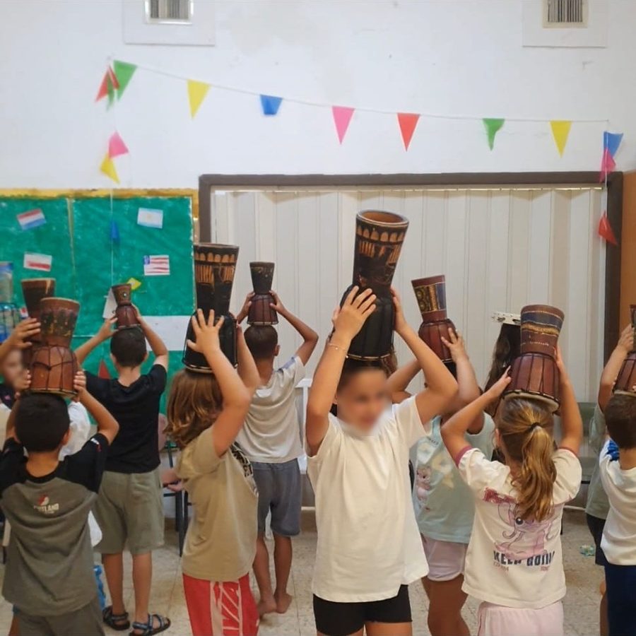 סדנת תופים לילדים בכיתה ספר