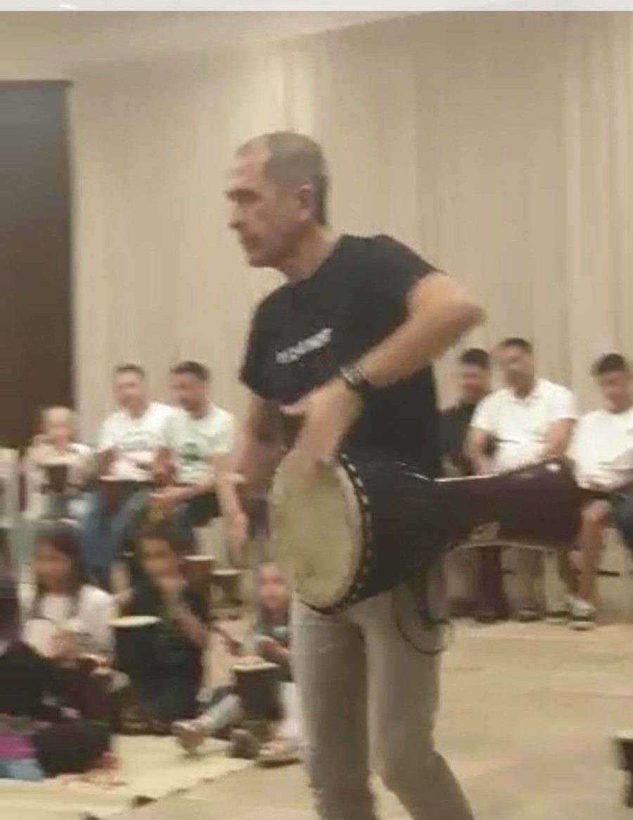 רונן עומד ומתופף על ג'מבה