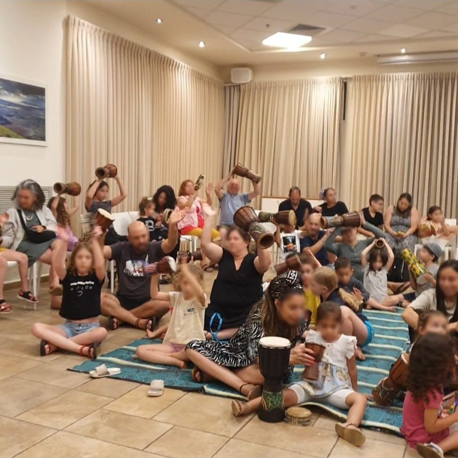 סדנה באולם עם קהל רב