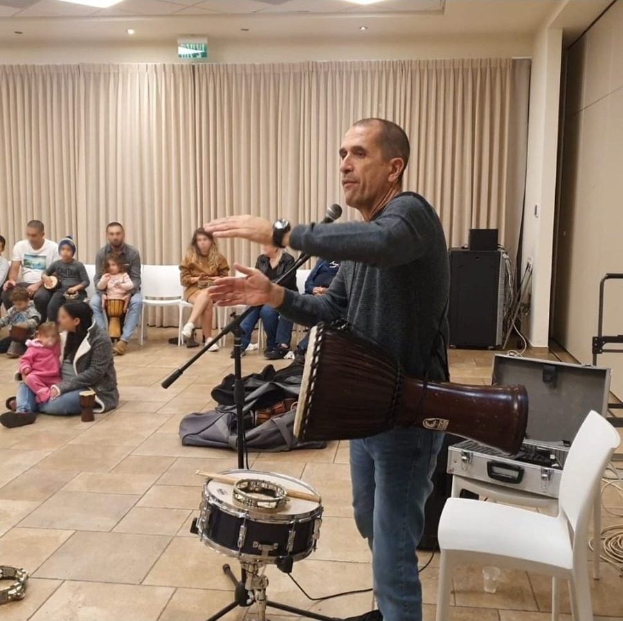 רונן מנגן על דרבוקה באולם